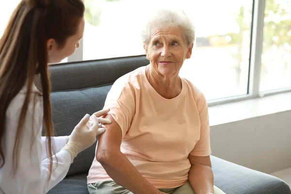 Doctor giving diabetic woman insulin injection at home — Stock Photo, Image