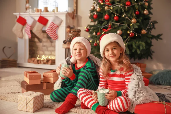 Crianças pequenas bonitos beber chocolate quente na véspera de Natal em casa — Fotografia de Stock