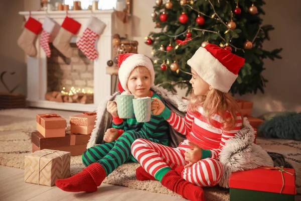 Sevimli küçük çocuklar evde Noel arifesinde sıcak çikolata içme