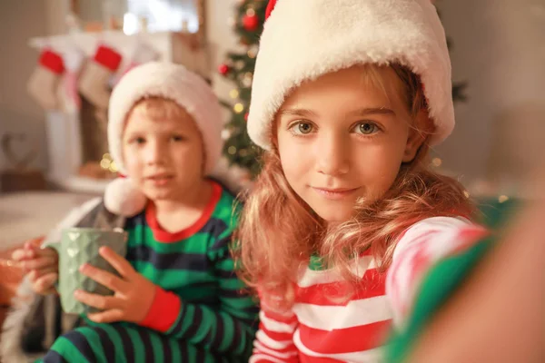 Petits enfants mignons chapeaux Père Noël prendre selfie à la maison — Photo