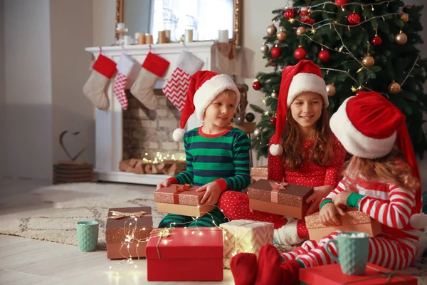 Crianças pequenas bonitos com presentes de Natal em casa — Fotografia de Stock