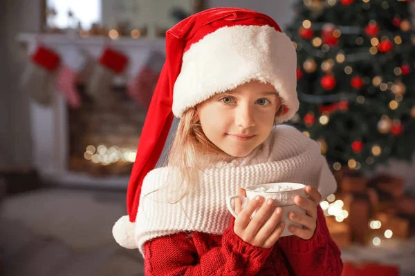 Linda niña con chocolate caliente en la víspera de Navidad en casa — Foto de Stock