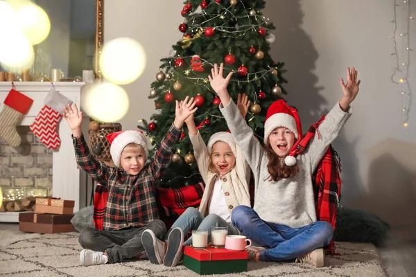 Joyeux petits enfants le soir de Noël à la maison — Photo