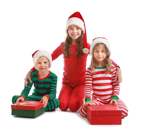 Crianças pequenas bonitos com presentes de Natal no fundo branco — Fotografia de Stock