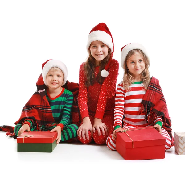 Söta små barn med julklappar på vit bakgrund — Stockfoto