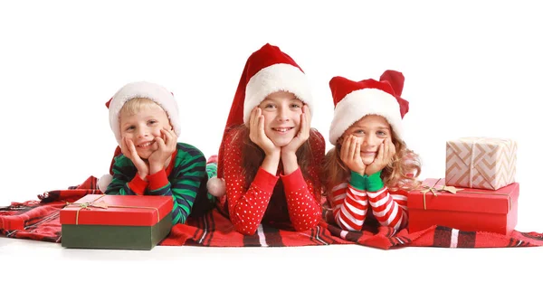 Niedliche kleine Kinder mit Weihnachtsgeschenken auf weißem Hintergrund — Stockfoto