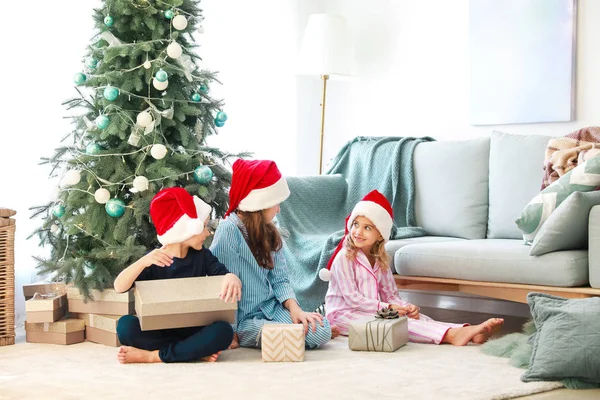 Crianças pequenas bonitos com presentes de Natal em casa — Fotografia de Stock