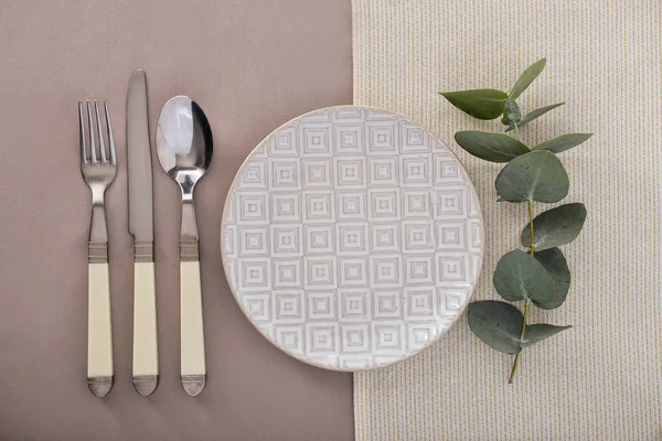 Gri arkaplanda basit tablo ayarı