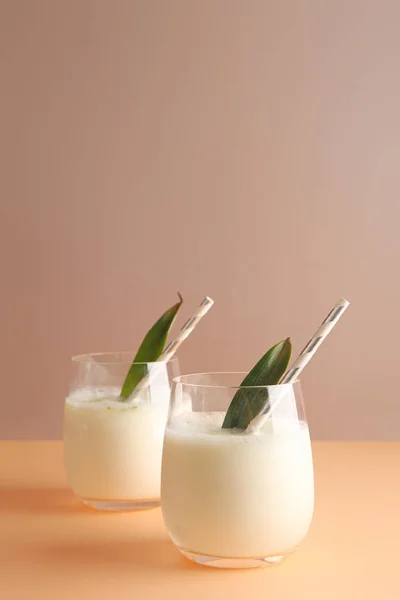 Copos de coquetel de Pina Colada saboroso na mesa — Fotografia de Stock