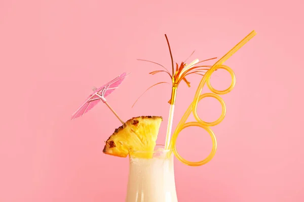 Bicchiere di gustoso cocktail Pina Colada su sfondo a colori — Foto Stock