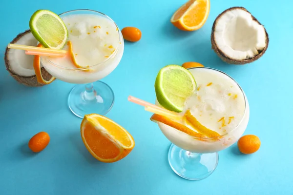 Glasses of tasty Pina Colada cocktail and fruits on color background — Stock Photo, Image