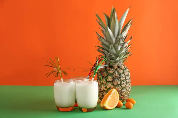 Copos de coquetel de Pina Colada saboroso na mesa — Fotografia de Stock