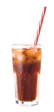 Beyaz arka planda soğuk kola bardağı