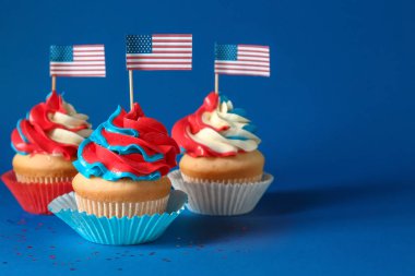 Renkli arka planda lezzetli vatansever cupcakes