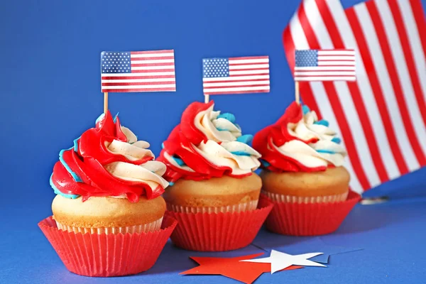 Tasty patriotic cupcakes on color background — Stock Photo, Image