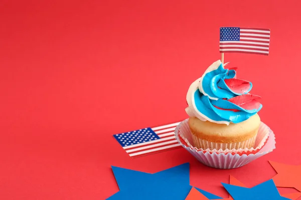 Tasty patriotic cupcake on color background — Stock Photo, Image