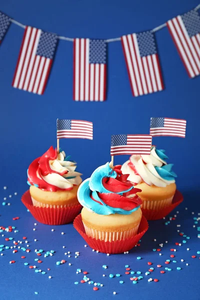 Renkli arka planda lezzetli vatansever cupcakes