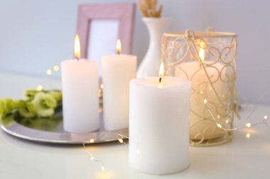 Masada güzel yanan mumlar