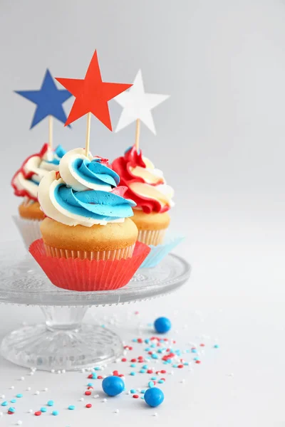 Cupcakes patrióticos saborosos no fundo claro — Fotografia de Stock