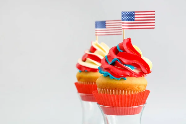 Smakelijke patriottische cupcakes op lichte achtergrond — Stockfoto
