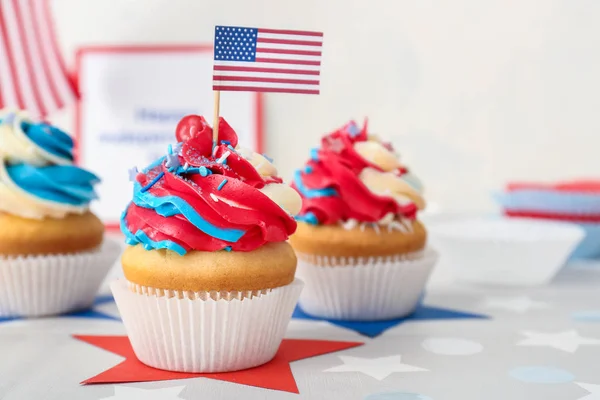 Läckra patriotiska cupcakes på bordet — Stockfoto