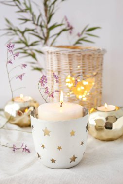 Masada güzel yanan mumlar ve çiçekler ile Kompozisyon