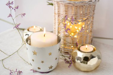 Masada güzel yanan mumlar ve çiçekler ile Kompozisyon