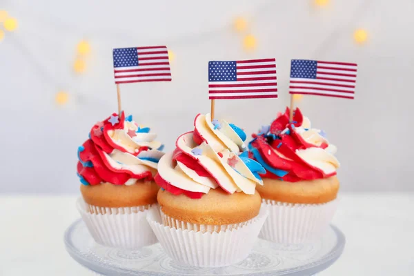 Läckra patriotiska cupcakes på bordet — Stockfoto