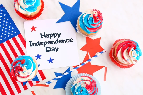 Tasty patriotic cupcakes and card for Independence Day on table — Stock Photo, Image