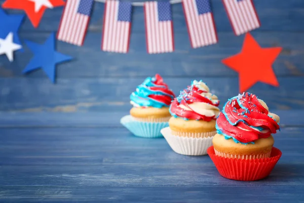 Saborosos cupcakes patrióticos em fundo de madeira — Fotografia de Stock