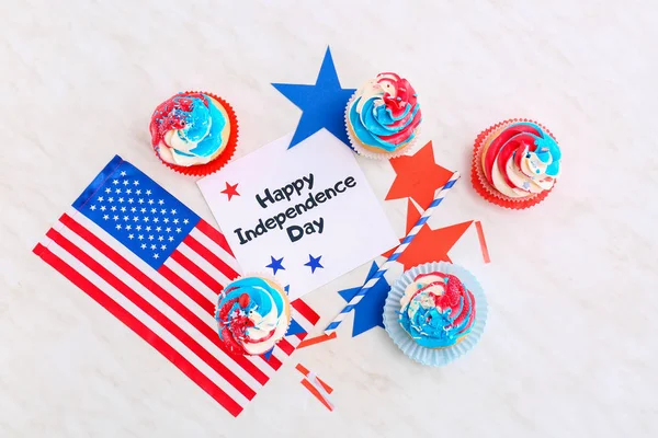 Tasty patriotic cupcakes and card for Independence Day on table — Stock Photo, Image