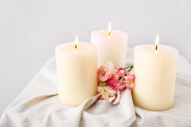 Masada güzel yanan mumlar ve çiçekler ile Kompozisyon