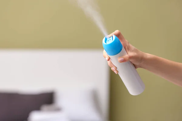 Mujer usando ambientador en casa — Foto de Stock