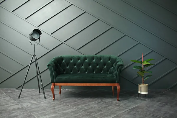暗い壁の近くに快適なソファー — ストック写真