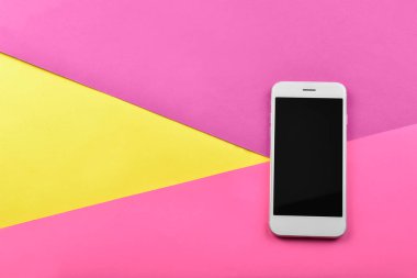 Renkli arka planda modern cep telefonu