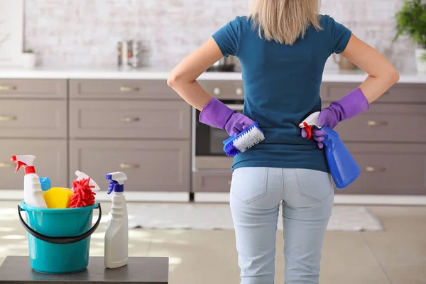 Frau mit Putzutensilien in Küche — Stockfoto