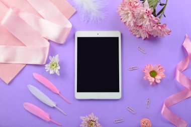 Modern tablet bilgisayar ve çiçekçi işyerinde aksesuarlar