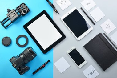 Tablet bilgisayarlar, cep telefonu ve renkli arka planda fotoğrafçının ekipman seti