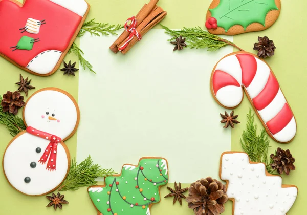 Σύνθεση με νόστιμα Χριστουγεννιάτικα μπισκότα και χαρτί στο φόντο του χρώματος — Φωτογραφία Αρχείου
