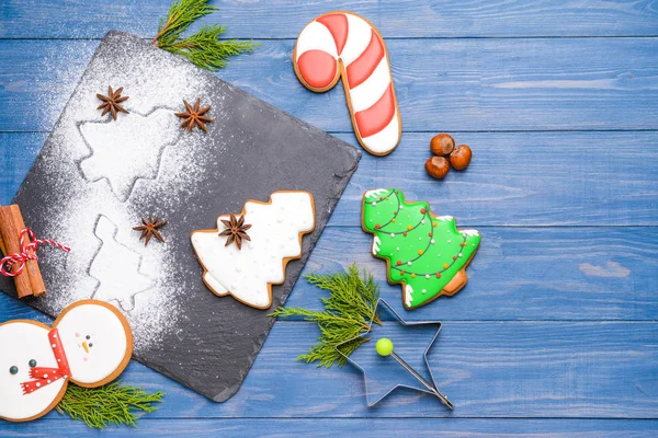Slate plate with tasty Christmas cookies on color background — Stock Photo, Image