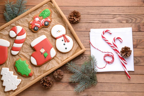 Tálca ízletes karácsonyi sütik, fából készült asztal — Stock Fotó