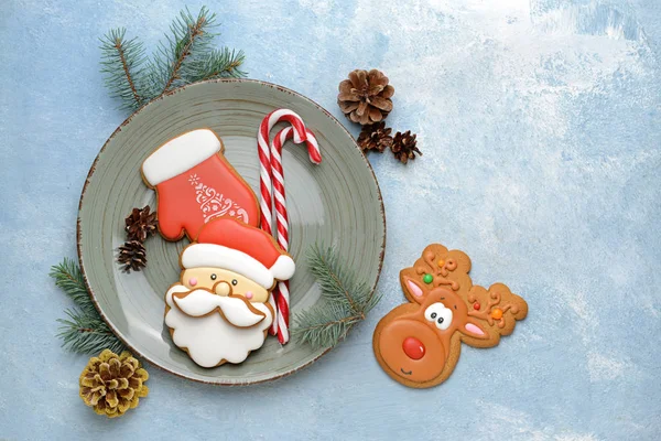 Plate with tasty Christmas cookies on color background — Stock Photo, Image