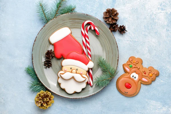 Tallrik med läckra julkakor på färg bakgrund — Stockfoto