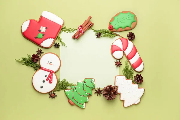 Composición con sabrosas galletas de Navidad y papel sobre fondo de color —  Fotos de Stock