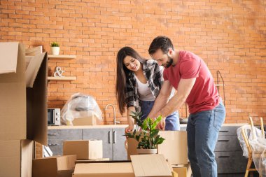 Genç çift yeni eve taşınmadan önce şeyler ambalaj