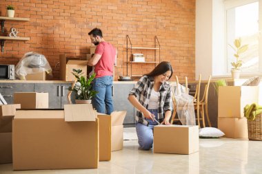 Genç çift yeni eve taşındıktan sonra şeyler açma