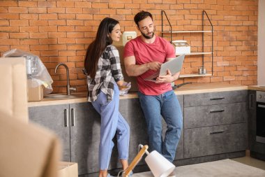 Yeni evlerinin dizüstü planlama tasarımı ile genç çift