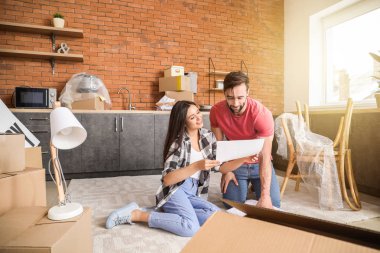 Yeni eve taşındıktan sonra genç çift