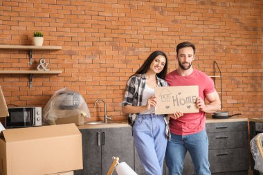 Yeni eve taşındıktan sonra mutlu genç çift