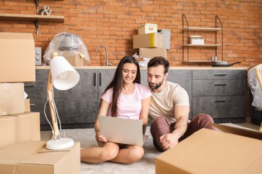 Yeni evlerinin dizüstü planlama tasarımı ile genç çift